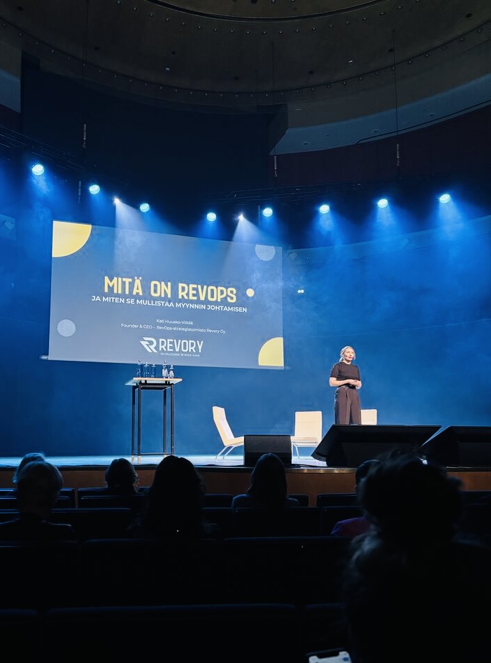 Kati Huusko-Viikilä pitämässä RevOps-keynotea lavalla